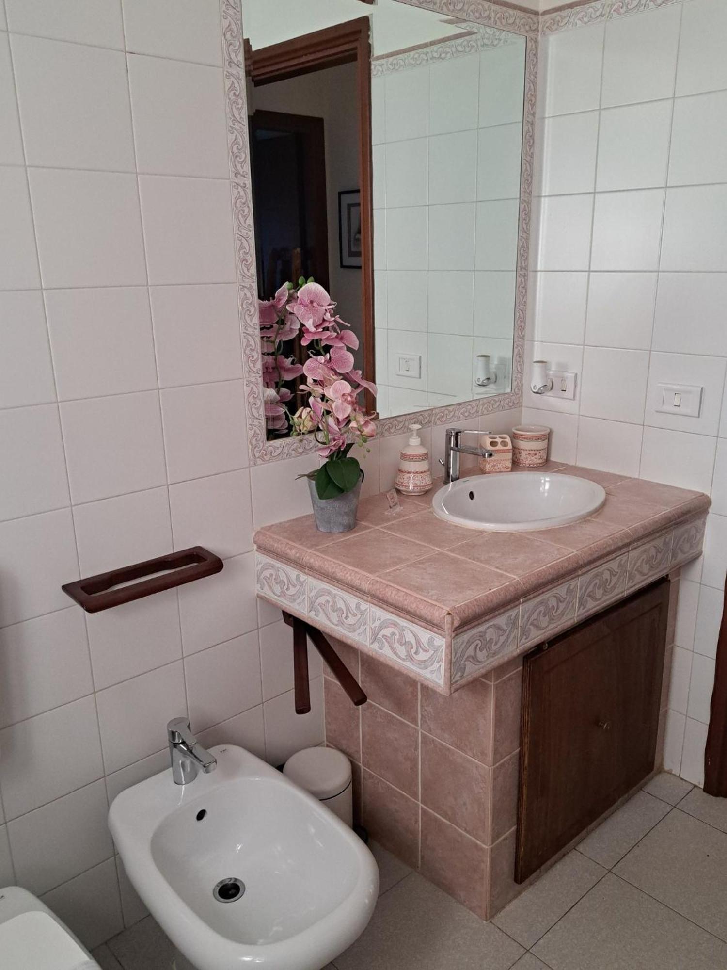 Casa Vacanze Viaggi Dipinti มอนเตเรนซิโอ ภายนอก รูปภาพ